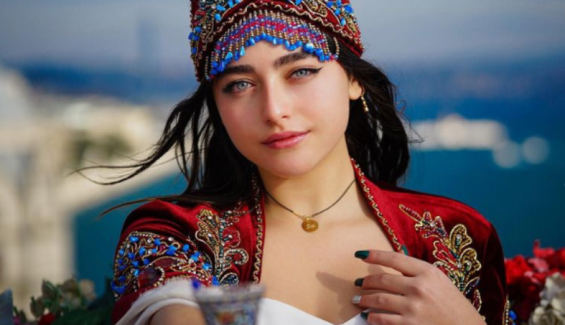 من هي إيناس عبدلي ويكيبيديا