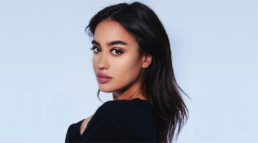 من هي نينَا عبَدالَملك