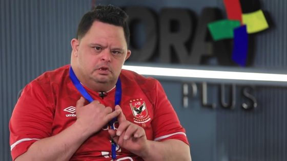 الهجوم على دكتور امح الدولي. المشجع الأهلاوي الشهير المصاب بمتلازمة داون. بعد تعرضه لوعكة صحية أثناء العلاج من حادثة سقوط تعرض لها. وتعرض على آثرها إلى أذية جسدية. نقل بسببها إلى أحد المستشفيات لتلقي العلاج اللازم، ولكن تدهورت الحالة الصحية مؤخرًا نتيجة خطأ طبي تعرض على أثرها الدكتور المعالج للهجوم. فما هي قصة الهجوم على دكتور امح الدولي. إليك السبب والتفاصيل، في مقالنا لهذا اليوم من منصة عربية نيوز. الهجوم على دكتور امح الدولي تعرض الدكتور المشرف على حالة مشجع الأهلي الشهير امح الدولي إلى الهجوم. نتيجة تدهور الحالة الصحية له بعد خضوعه لجلسة علاج تعرف بعلاج الكيروبراكتك، وهي تقنية تعتمد على الضغط على العمود الفقري، أو الطرقعة. ورغم أنها تستخدم في بعض الحالات البسيطة، إلا أنها تكون خطيرة للغاية على المرضى الذين يعانون من مشاكل هيكلية، أو مفصلية. والتي تشكل مخاطر صحية جسيمة على حياة المريض. سبب الهجوم على دكتور امح الدولي سبب الهجوم على دكتور امح الدولي. هو تدهور الحالة الصحية لمشجع الأهلي الشهير بعد بعد خضوعه لجلسة علاج خاطئة أجراها له أحد الأطباء غير مخصصة لحالته الصحية. مما تسبب في إصابة عموده الفقري بشرخ، وكسر في الفقرات. ومن جهةٍ أخرى اتهمت نقابة العلاج الطبيعي لطبيب المعروف بقربه من لأعبي الأهلي، بحقنه بمادة غريبة أدت إلى تدهور صحته، وقالت النقابة أن الطبيب المعالج لحالة امح الدولي غير متخصص في طب العظام، أو العلاج الطبيعي، وإنما مسجل في نقابة الأطباء كأخصائي مساعد تغذية علاجية، وأخصائي إدارة مستشفيات فقط. تفاصيل الهجوم على دكتور امح الدولي تعرض دكتور امح الدولي للهجوم بعد إصابة مشجع الأهلي بشرخ في العمود الفقري، وكسر في الفقرات. نتيجة جلسة علاجية خاطئة أجريت له غير مخصصة لحالته. أثرى وقوع امح على ظهره أثناء سيره في أحد الشوارع، أدت إلى كسر بنسبة 20% في الفقرتين 11 و12 في العمود الفقري. وحاجته إلى راحة لا تقل عن أسبوعين، بعد نقله إلى أحد المشافي، بحسب ما أفاد شقيقه. وكان امح خضع للعلاج بتقنية تعتمد على الضغط على العمود الفقري، تعرف بعلاج الكيروبراكتك. وهي تقنية تعتمد على الضغط على العمود الفقري، أو الطرقعة. ورغم فعاليتها. إلا أنها تكون خطيرة للغاية على المرضى الذين يعانون من مشاكل هيكلية أو مفصلية. والتي قد تسبب مخاطر صحية جسيمة على حياتهم. الاتهامات التي يواجهها الطبيب يواجه الطبيب المعالج لحالة امح الدولي الصحية اتهاماتٍ خطيرة تتعلق بممارسة مهنة طبية دون تخصص، بالإضافة إلى الاعتداء على حرية مواطن. وحيث أن حالة امح الدولي لا تسمح بممارسة تقنية "الطقطقة" نظرًا لإصابته بمتلازمة داون، وما يصاحبها من هشاشة في العظام، وليونة في الأربطة، فضلًا عن مشكلات صحية أخرى. ويواجه الطبيب خطر الإحالة إلى لجنة تأديب، قد تصل عقوبته إلى الفصل النهائي من مزاولة المهنة في حالة ثبوت الإصابة البالغة لمشجع الأهلي امح. كما يمكن للمريض المطالبة بتعويضات مالية تتناسب مع حجم الإصابة التي تعرض لها. آخر تطورات الحالة الصحية لامح وعن أخر تطورات الحالة الصحية لمشجع الأهلي امح الدولي. أفاد شقيقه أن مجموعة من الفحوصات أجريت لامح عند طبيب مخ وأعصاب. واتضح خلال الفحص أن طبيب العلاج الطبيعي أعطى امح حقنة مسكنة فقط، وليست شيئ آخر، مشيرًا إلى أن الطرقعة التي أجراها الطبيب لم تكن خاطئة. امح الدولي السيرة الذاتية السيرة الذاتية امح الدولي: الاسم الكامل: محمد أحمد عبد الغني. ثم اللقب: امح الدولي. كذلك تاريخ الميلاد: 1983. أيضا العمر: 42 عام. كما الجنسية: مصري. ثم النادي المفضل: الأهلي المصري. ثم سبب الشهرة: عشقه للنادي الأهلي، رغم إصابته بمتلازمة داون. بالإضافة إلى أن امح ناشط ومؤثر على مواقع التواصل الاجتماعي. أيضا الحالة الصحية: مصاب بمتلازمة داون، ويعاني حاليًا من إصابة مرضية تعرض لها آثر حادثة سقوط. الهجوم على دكتور امح الدولي؛ إليك السبب والتفاصيل