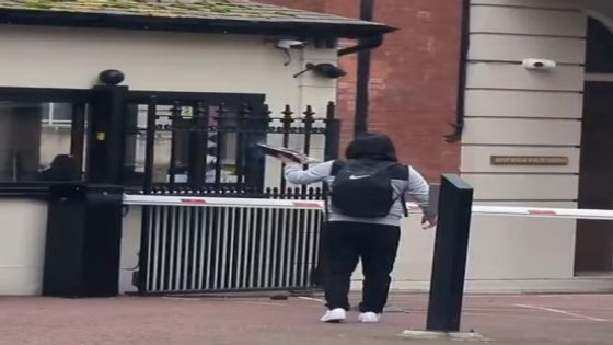 فيديو رجل يحرق القرآن أمام قنصلية تركيا في بريطانيا